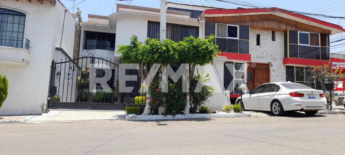 Casa en Venta de 3 niveles en Colonia Constituyentes Querétaro RCV220513JB