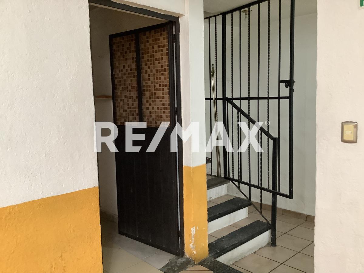 CASA EN VENTA EN JURIQUILLA - (34)