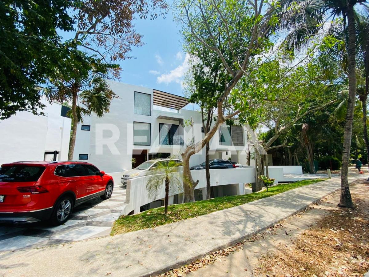 Casa de 6 Recamaras en Venta en Playacar II - (34)