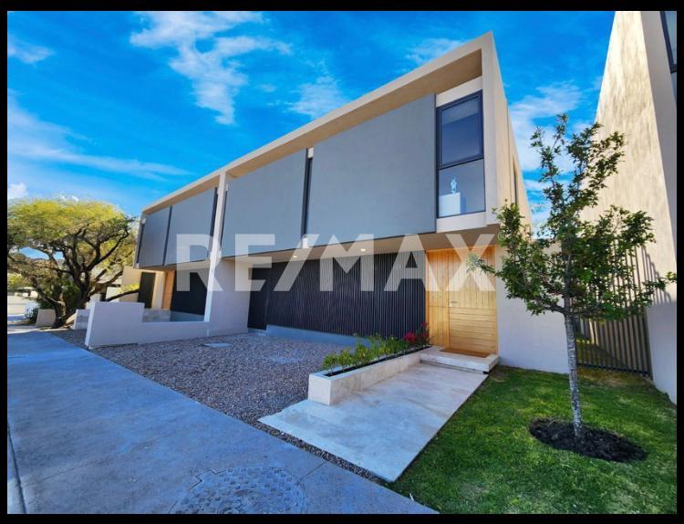 CASA EN VENTA EN CONDOMINIO LAGOS DE JURIQUILLA - (34)