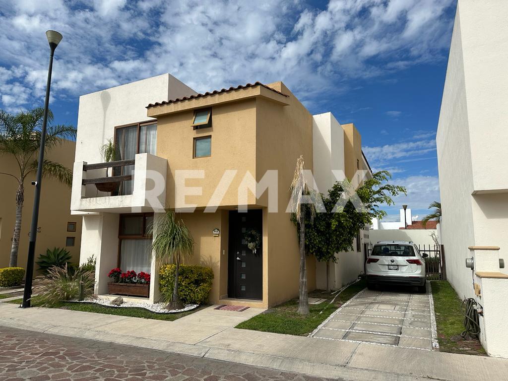 CASA EN VENTA EN CUMBRES DEL LAGO - (34)