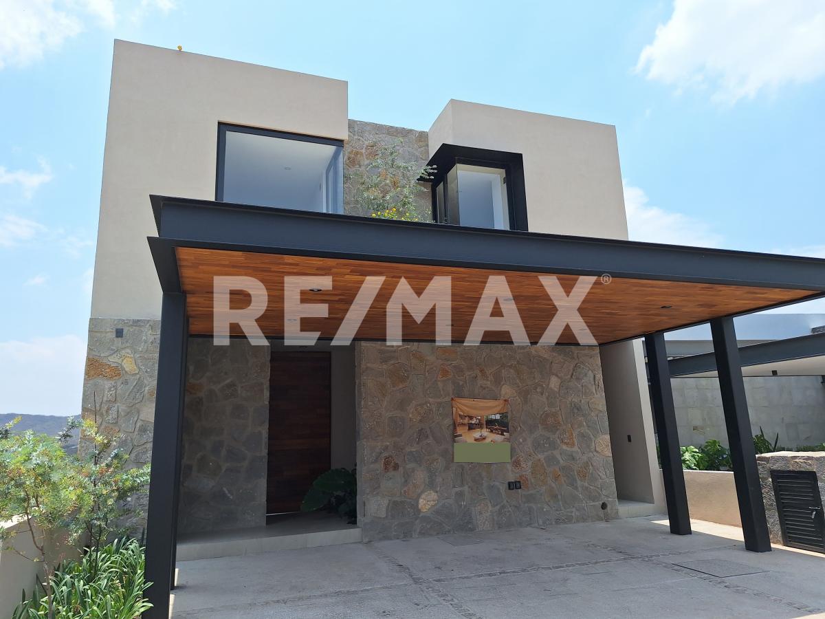 CASA EN RENTA EN ALTOZANO - (34)