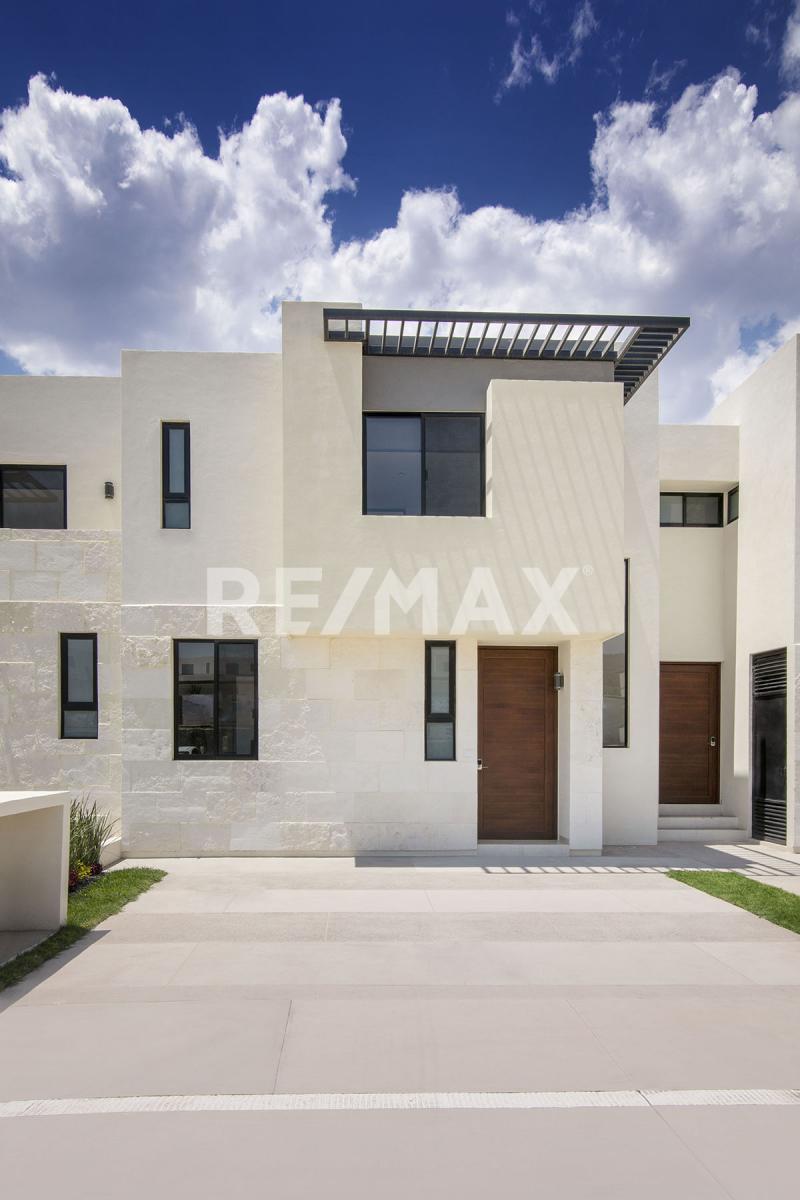 CASA EN VENTA EN ZIBATA - (34)