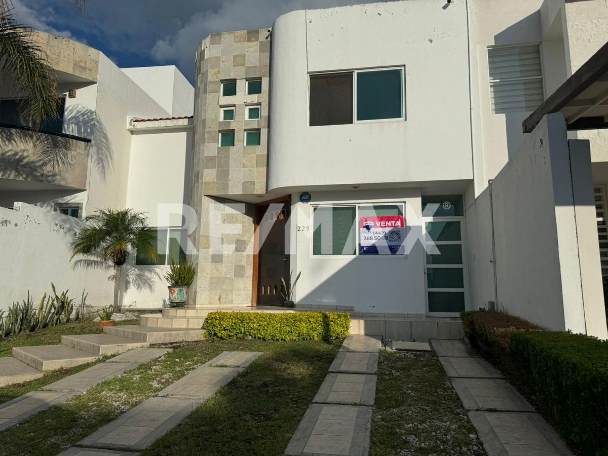 CASA EN VENTA EN CUMBRES DEL LAGO - (34)