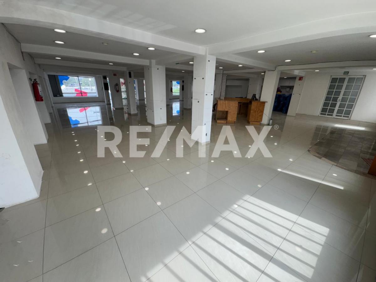 Renta local comercial Cd. Satélite en 2do piso sobre lateral del Periférico