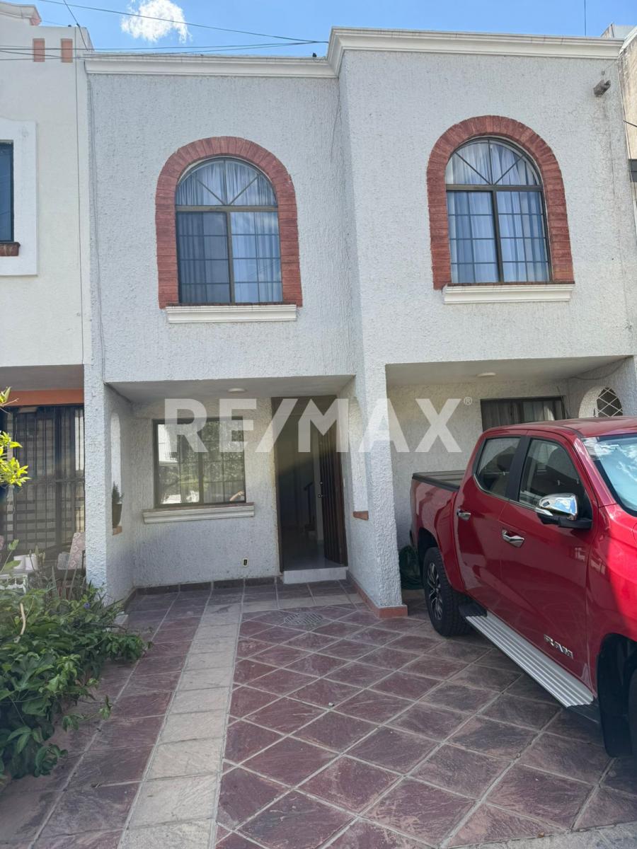 CASA EN RENTA AMUEBLADO 