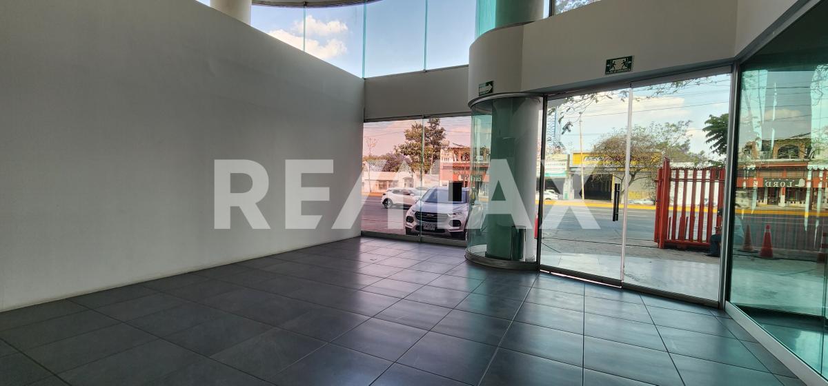 Renta de Oficina en edificio corporativo sobre López Mateos Sur muy cerca de Bugambilias
