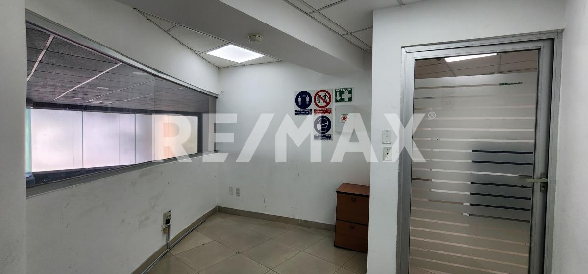 Oficina en renta sobre López Mateos Sur muy cerca de Bugambilias dentro de edificio corporativo