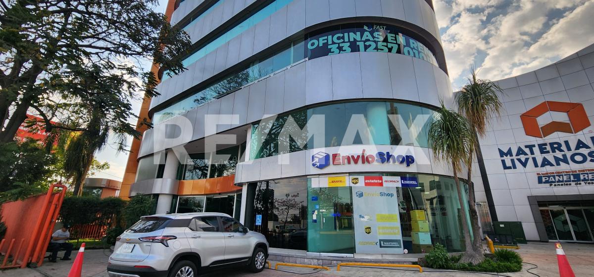 Oficina en renta sobre López Mateos Sur muy cerca de Bugambilias dentro de edificio corporativo
