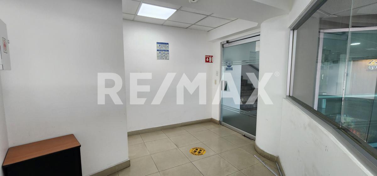 Oficina en renta sobre López Mateos Sur muy cerca de Bugambilias dentro de edificio corporativo