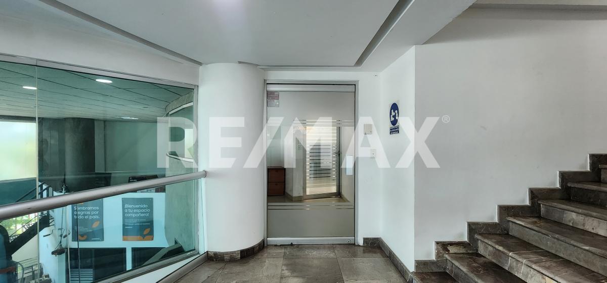 Oficina en renta sobre López Mateos Sur muy cerca de Bugambilias dentro de edificio corporativo