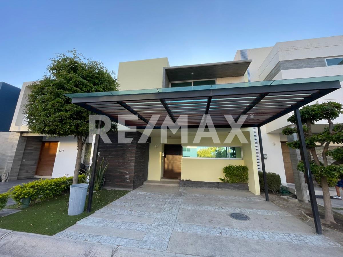 Casa en Renta en Bosques Cedros.