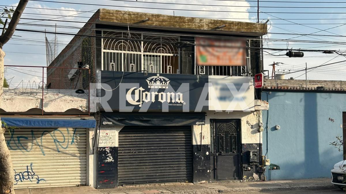 Casa con local comercial