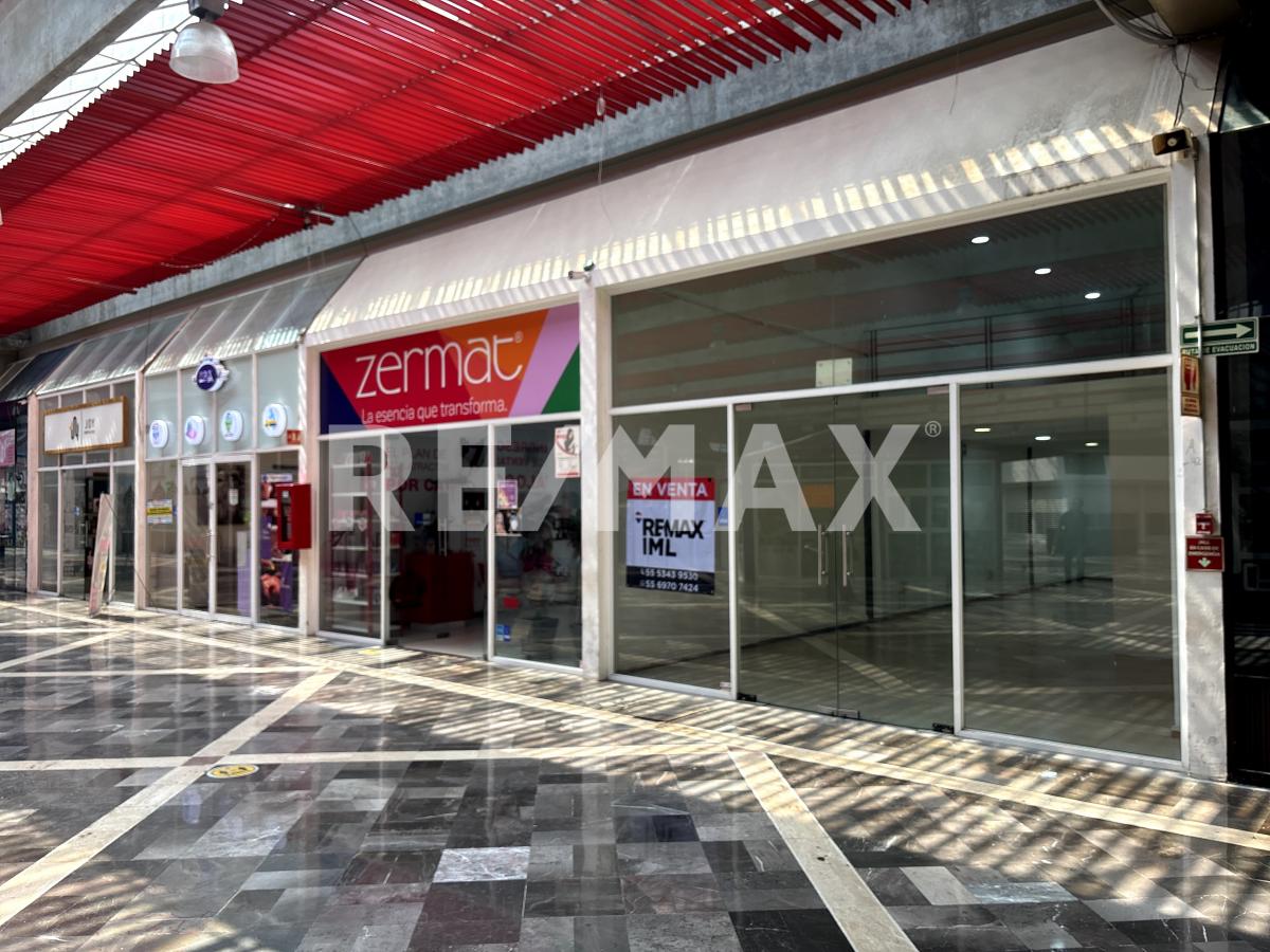 Commercial premises for sale with mezzanine in Shopping Center