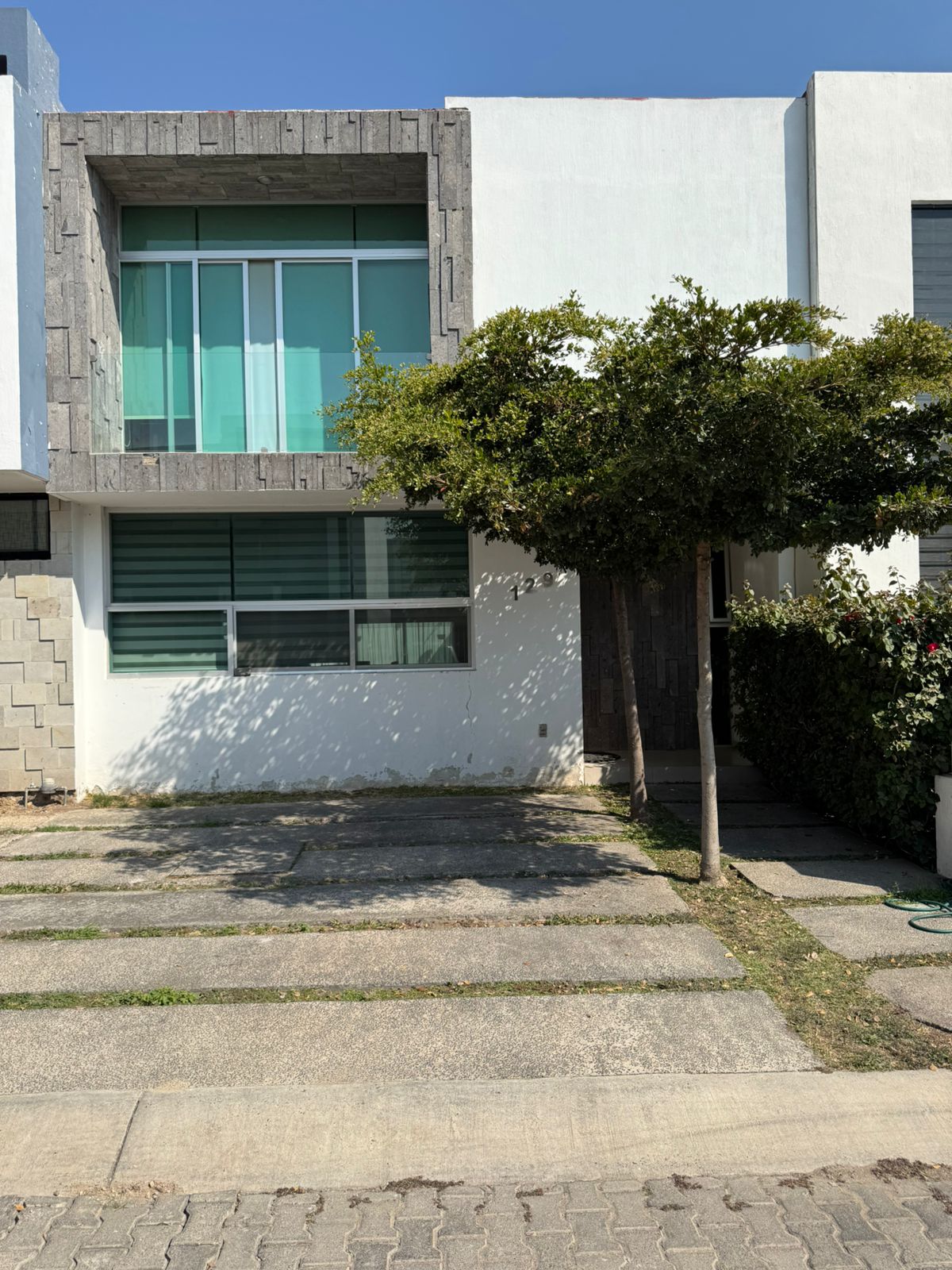 CASA EN RENTA DENTRO DE CASA FUERTE 
