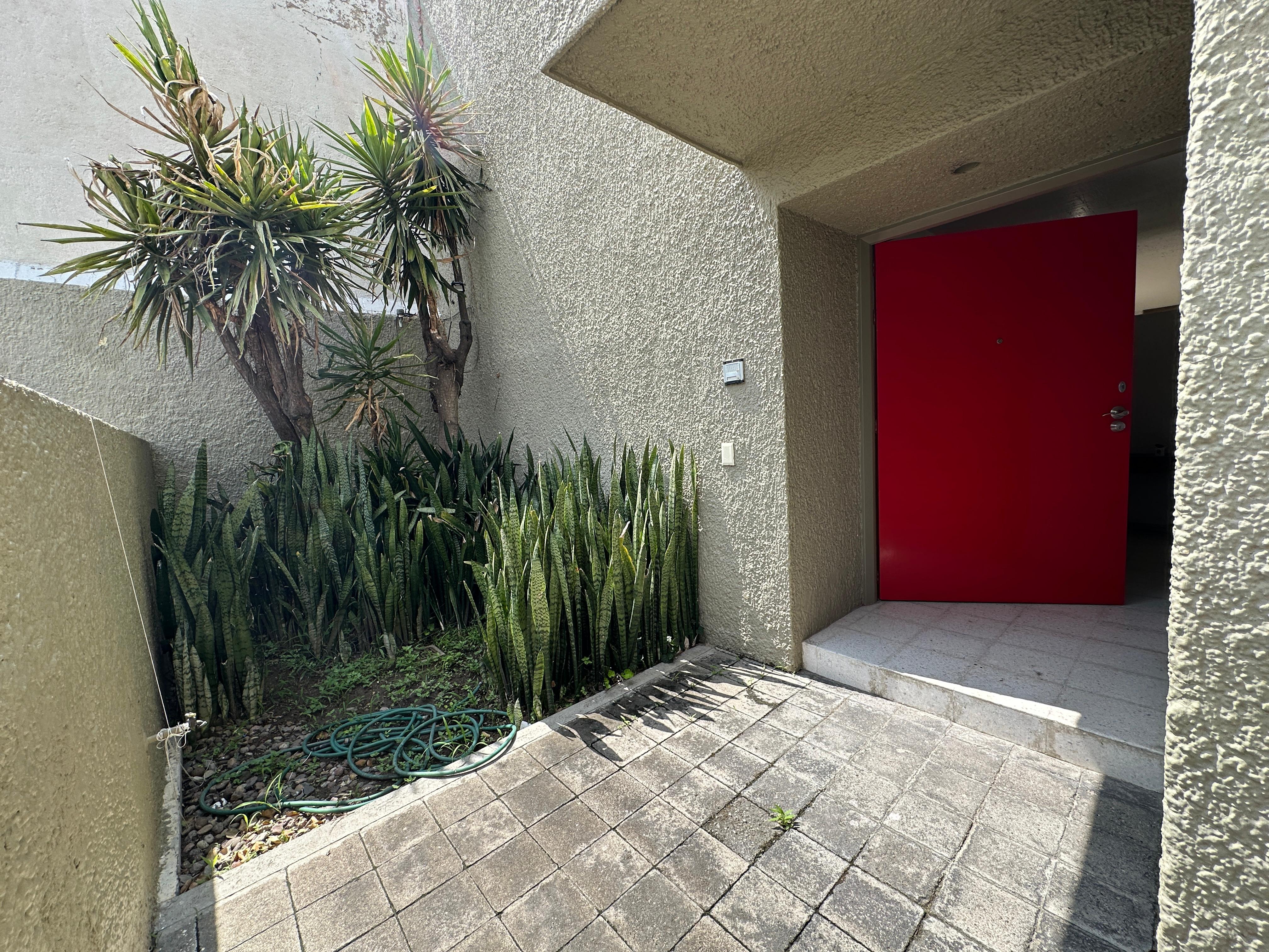 CASA EN VENTA EN JARDINES DE GUADALUPE  en JARDINES DE GUADALUPE, Zapopan - foto 2 de 31