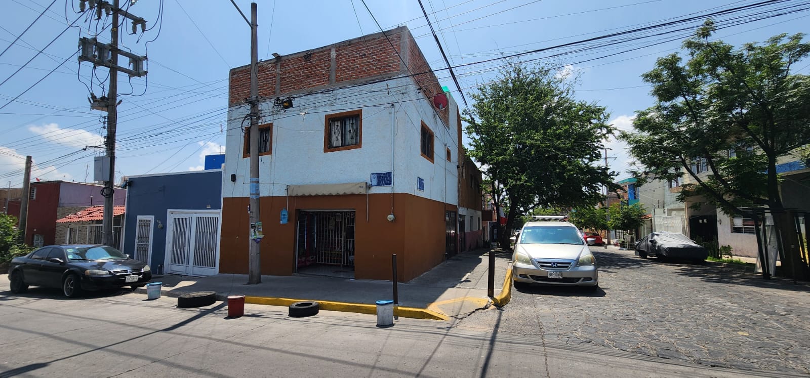 Casa con local comercial en venta  en Heliodoro Hernández Loza 1a Secc, Guadalajara - foto 2 de 12