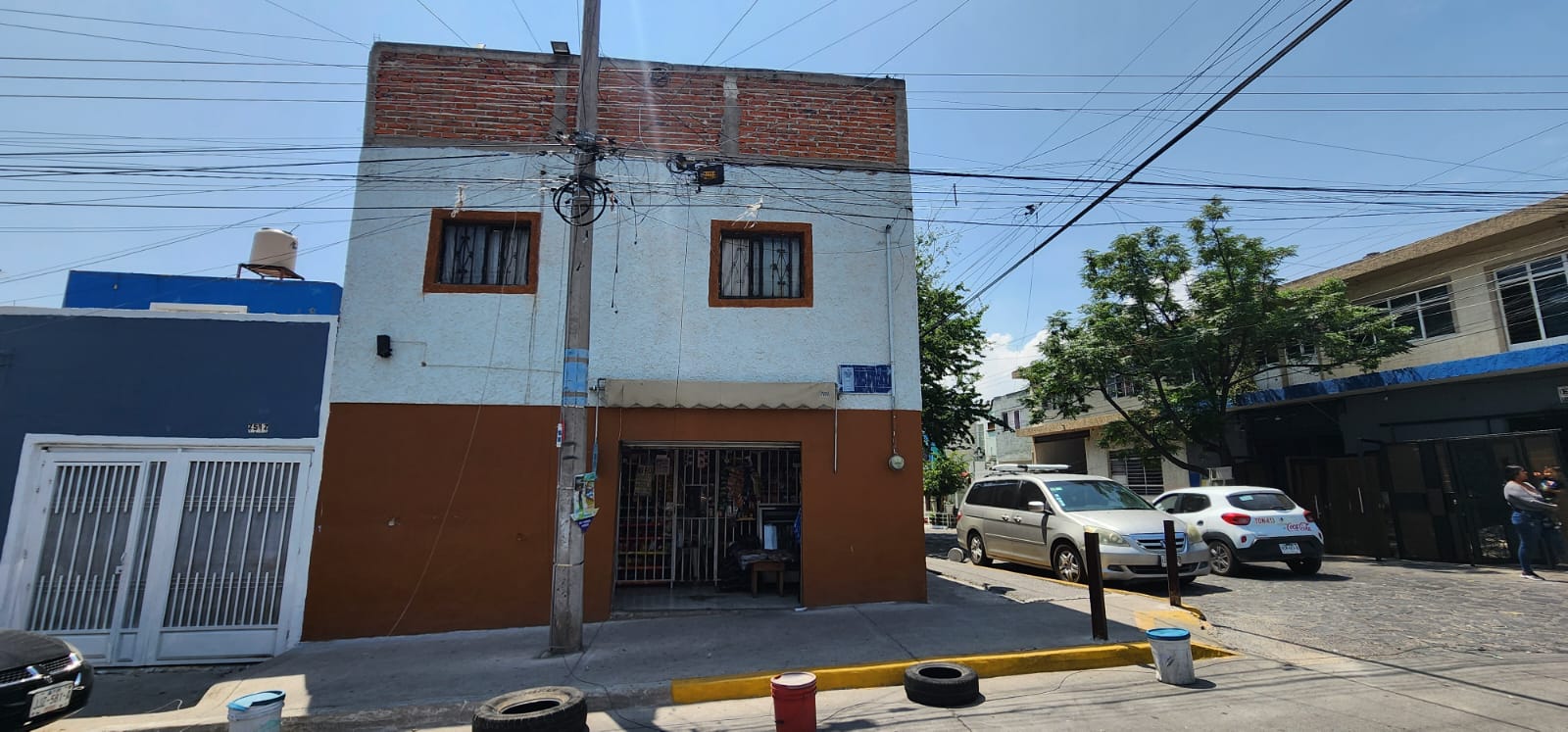 Casa con local comercial en venta 