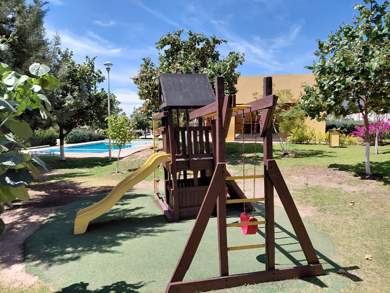 Casa en RENTA  en SANTA CRUZ DE LAS FLORES, Tlajomulco de Zúñiga - foto 16 de 24