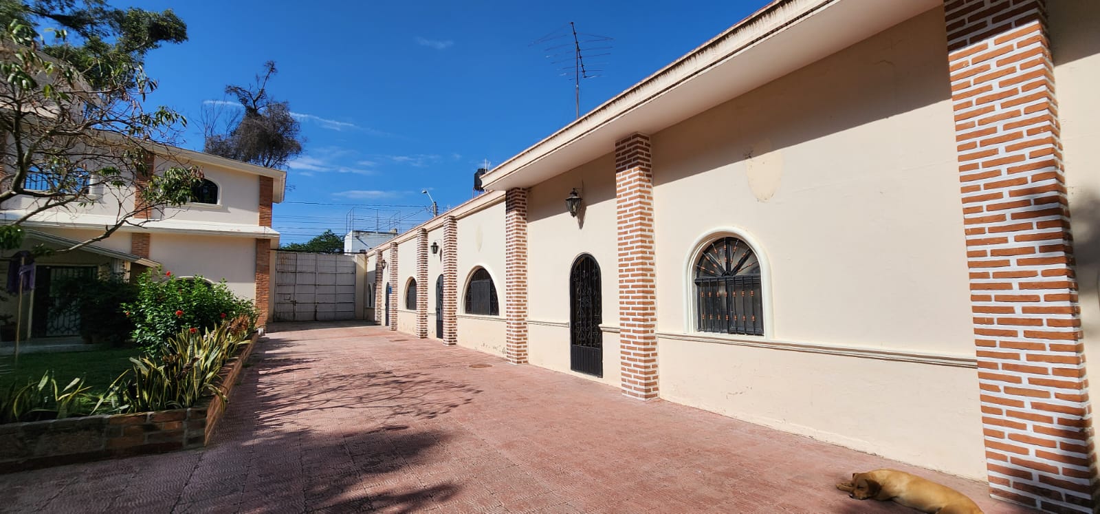 Casa comercial en renta, a dos cuadras del zoologico Guadalajara, ideal para salon de eventos u hotel.  en Panorámica Huentitán, Guadalajara - foto 23 de 29