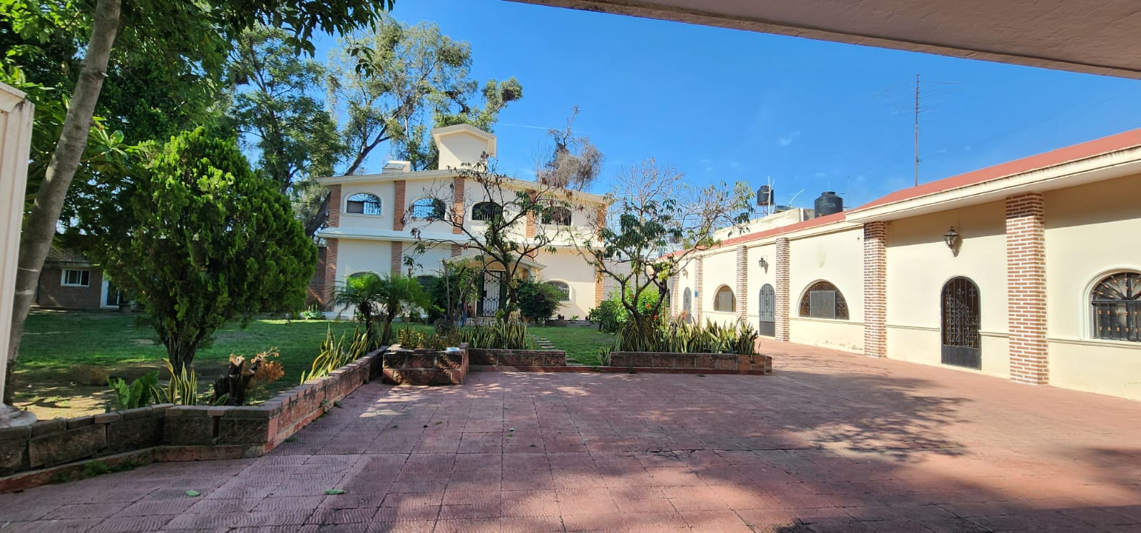 Casa comercial en renta, a dos cuadras del zoologico Guadalajara, ideal para salon de eventos u hotel.  en Panorámica Huentitán, Guadalajara - foto 21 de 29