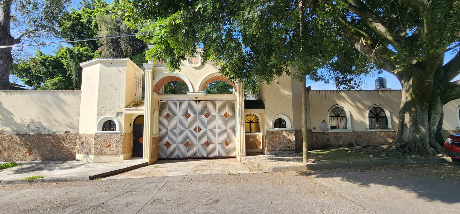 Casa comercial en renta, a dos cuadras del zoologico Guadalajara, ideal para salon de eventos u hotel. 