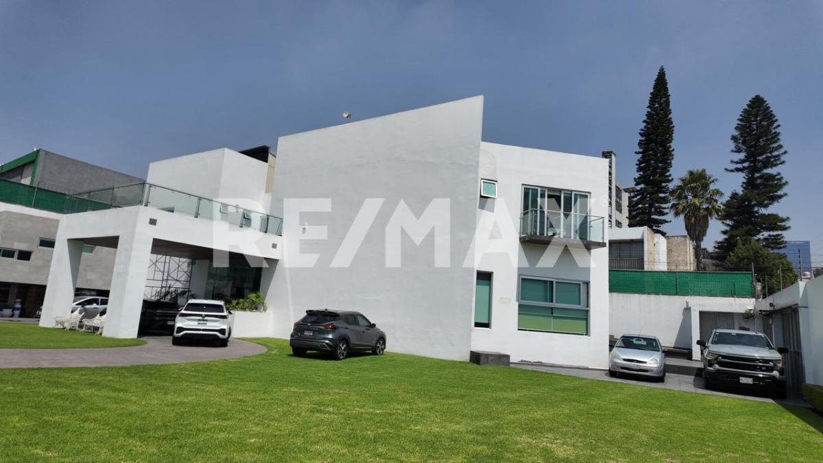 Renta casa con uso de suelo mixto CU-300-A en Cto. Geógrafos
